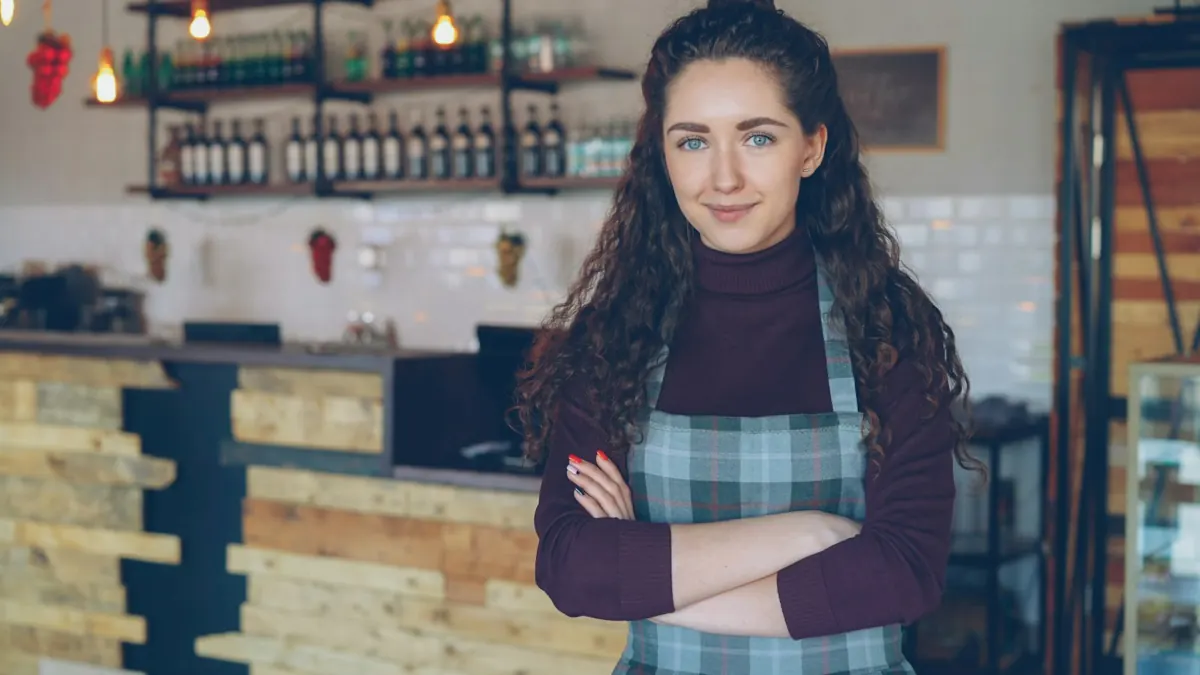 Emprendedora sonriente en su cafetería
