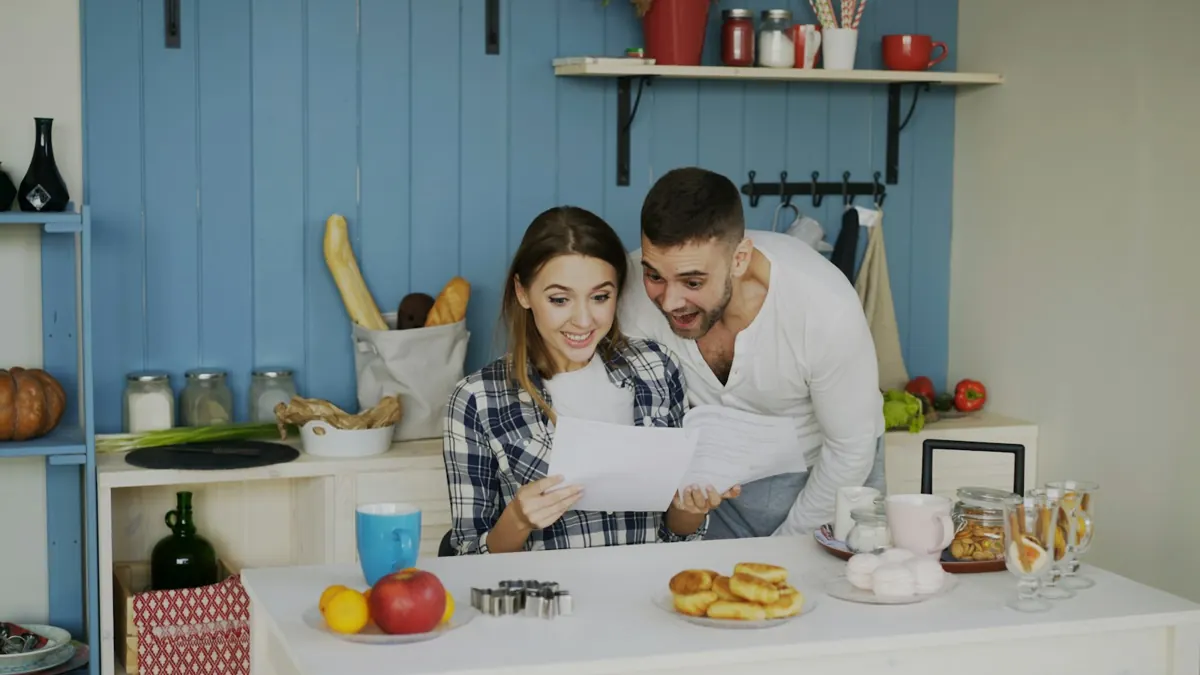 Pareja revisando sus cuentas en la cocina